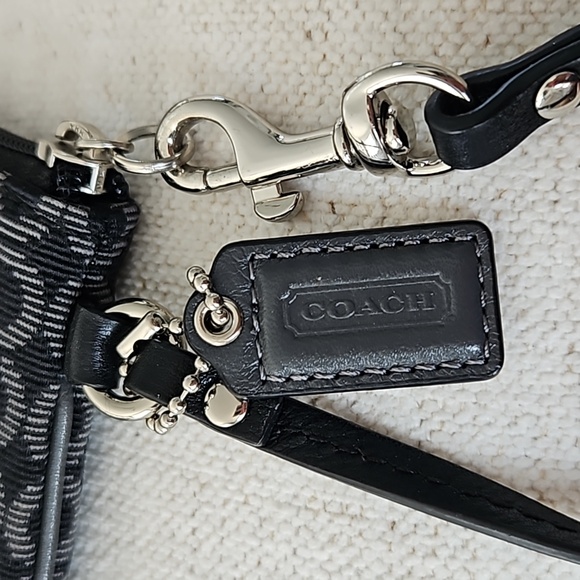 Coach wristlet - Picture 4 of 9